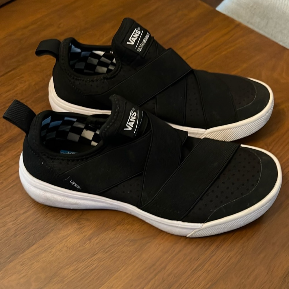 Van’s ultracush lite slip on sneaker, black, unisex size 6.5 men, 8 women.